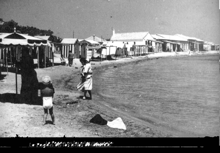 Una vista de casetas en la playa, habitual en la poca